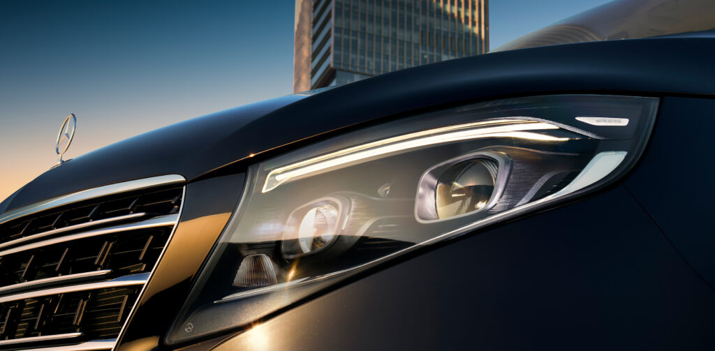 Detalle del faro Multibeam LED en la Mercedes Clase V de RiojaBlack, mostrando un diseño moderno y características de seguridad.