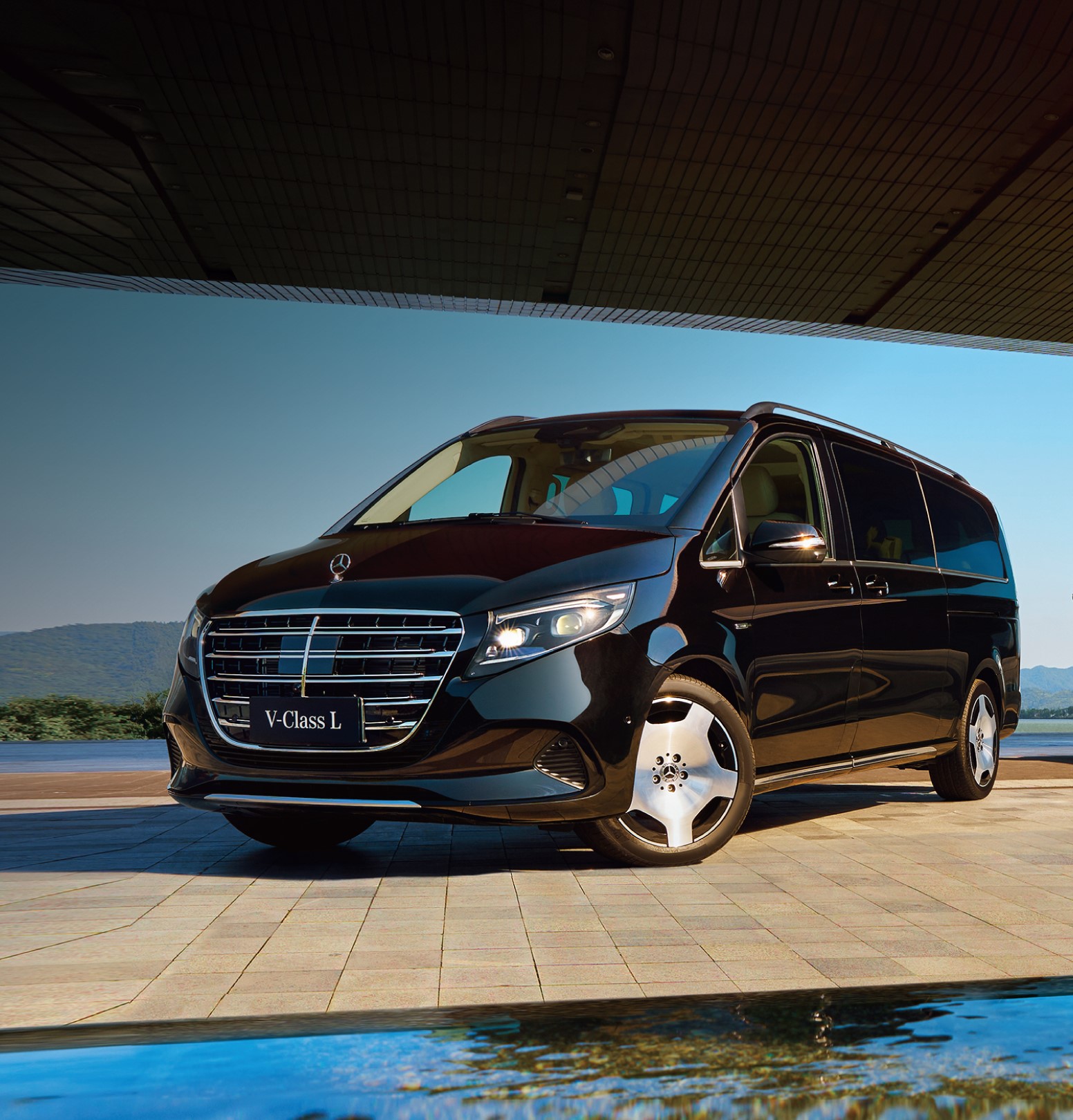 A RiojaBlack luxury taxi providing a private transfer on a scenic road in the La Rioja region.