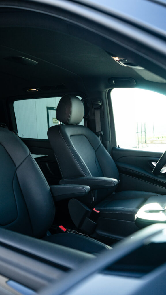 Asientos delanteros de cuero negro, calefactados y ventilados, en la Mercedes Clase V de RiojaBlack, proporcionando confort al pasajero en cualquier estación del año.