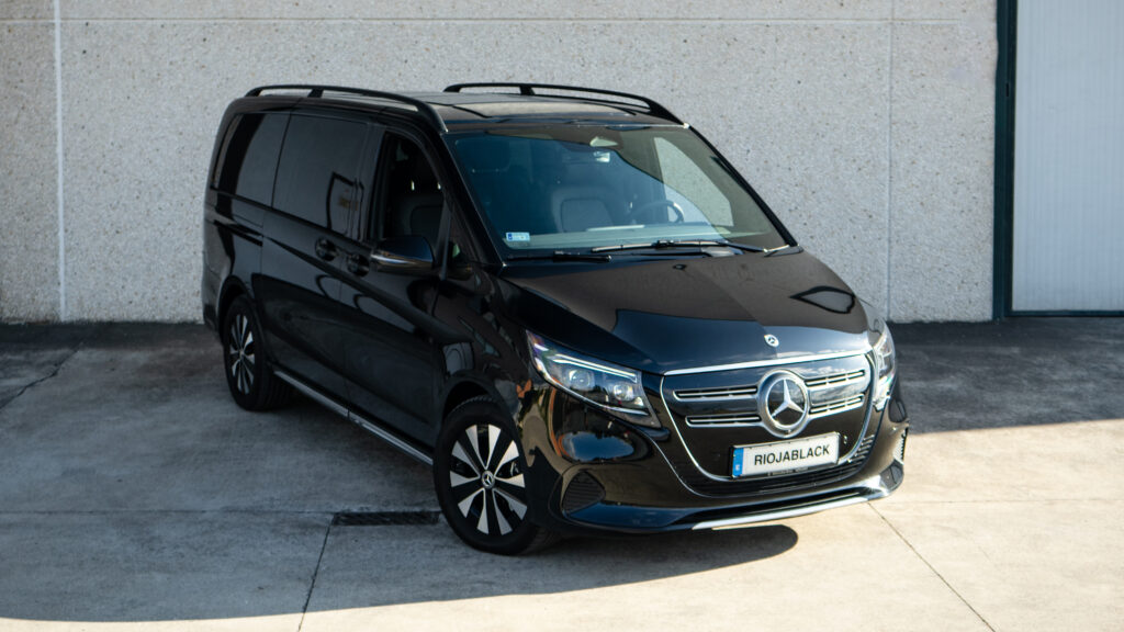 Vista cenital de una Mercedes-Benz Clase V negra de la flota de RiojaBlack, mostrando su idoneidad para el transporte de grupos de lujo y tours privados en La Rioja.