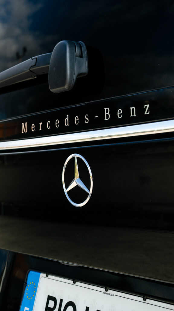 Primer plano del logotipo y las letras de Mercedes-Benz en el maletero de una berlina de lujo negra de la flota de RiojaBlack.