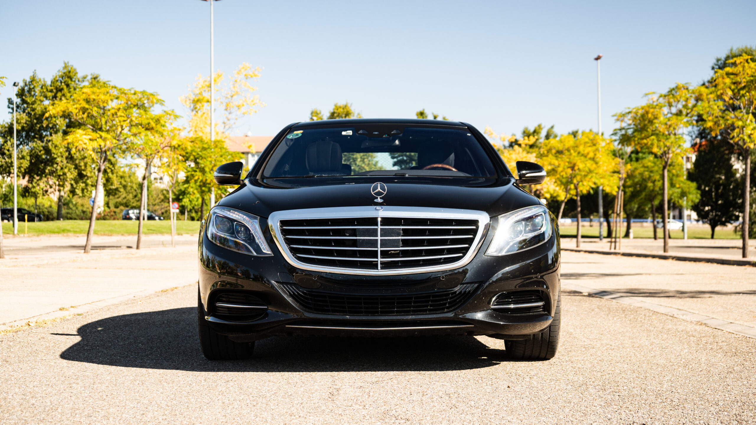 Front view of a black Mercedes-Benz S-Class, the flagship luxury sedan in the RiojaBlack fleet, ready for an executive chauffeur service in La Rioja.