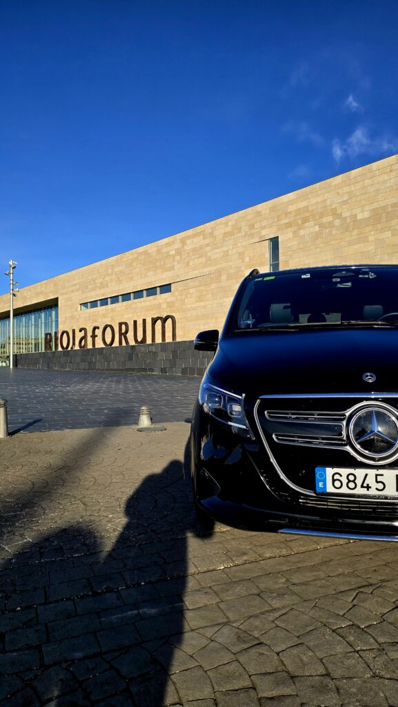 Mercedes Clase V de RiojaBlack en la entrada principal de Riojaforum (Palacio de Congresos de La Rioja) para traslado de eventos y ejecutivos.