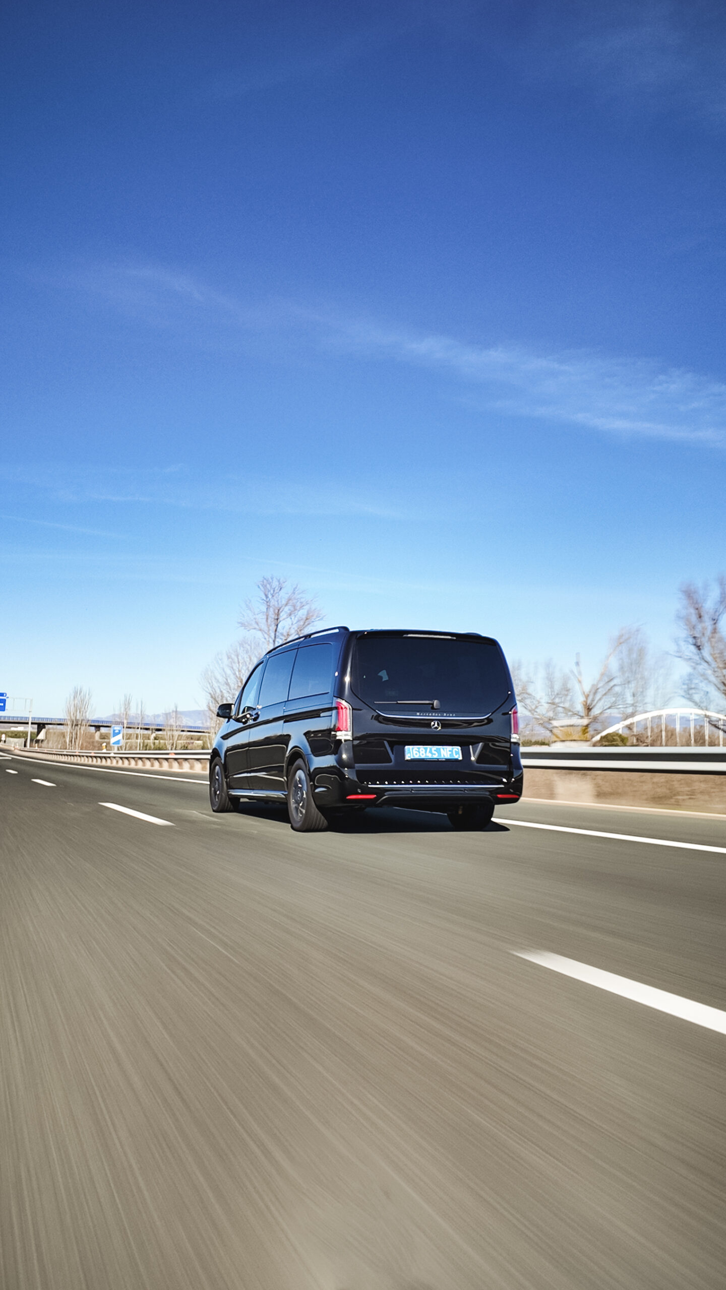 Furgoneta Mercedes Clase V negra de RiojaBlack circulando por carretera para el servicio de chófer a disposición en La Rioja.