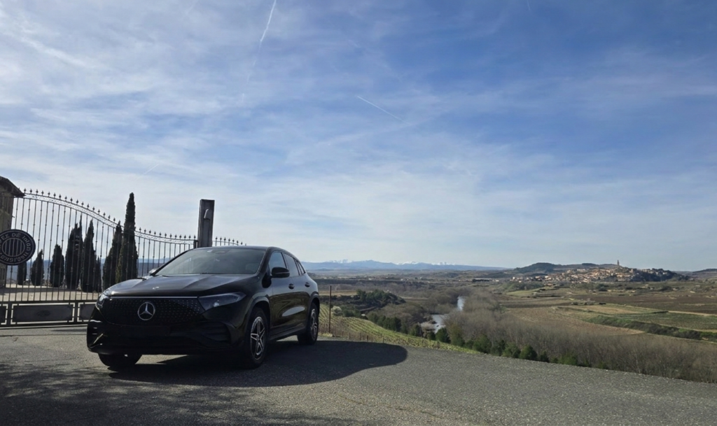 SUV Mercedes-Benz eléctrico aparcado frente a un paisaje natural en La Rioja, representando la flota de lujo sostenible y cero emisiones de RiojaBlack.