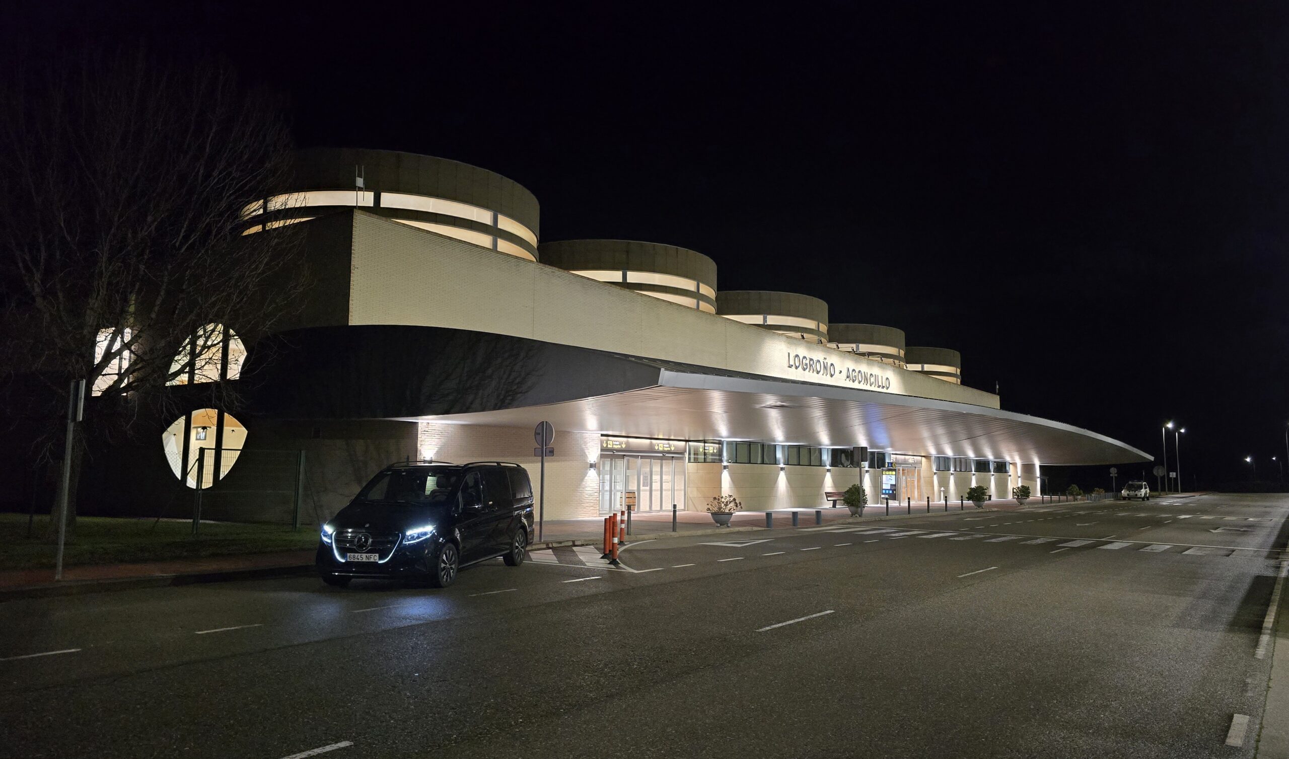 Luxury Mercedes-Benz EQV electric van for private jet transfers at Logroño-Agoncillo Airport (RJL), La Rioja.