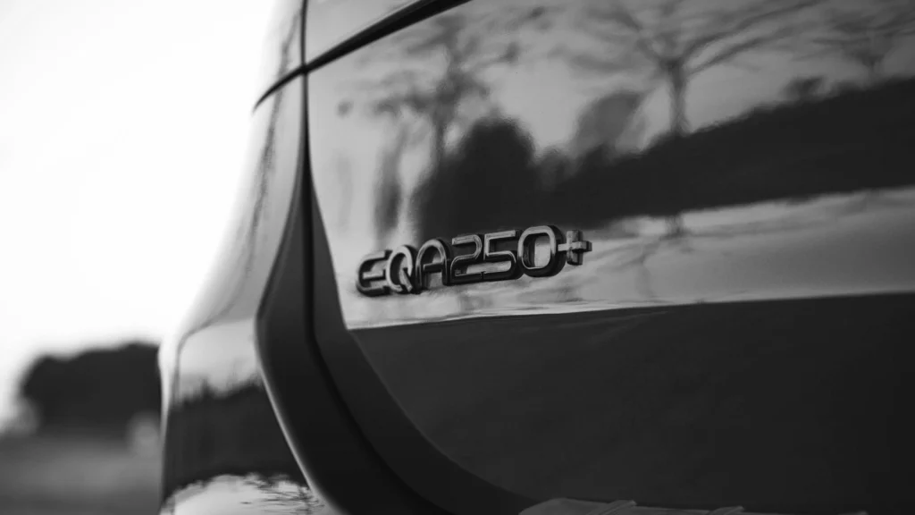 Traseira do Mercedes EQA com logotipo em relevo