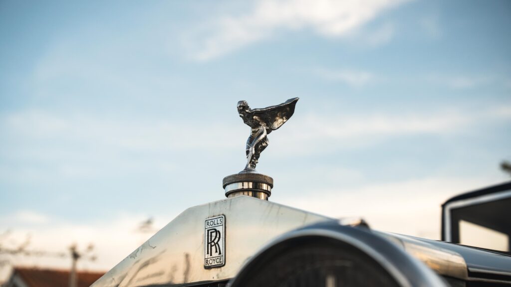 O mascote da Rolls Royce de 1933 sob um céu azul