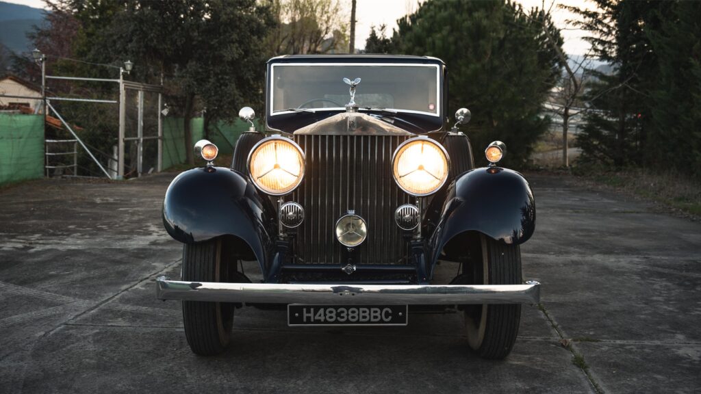 Vista frontal do Rolls Royce Phantom de 1933 com os faróis acesos
