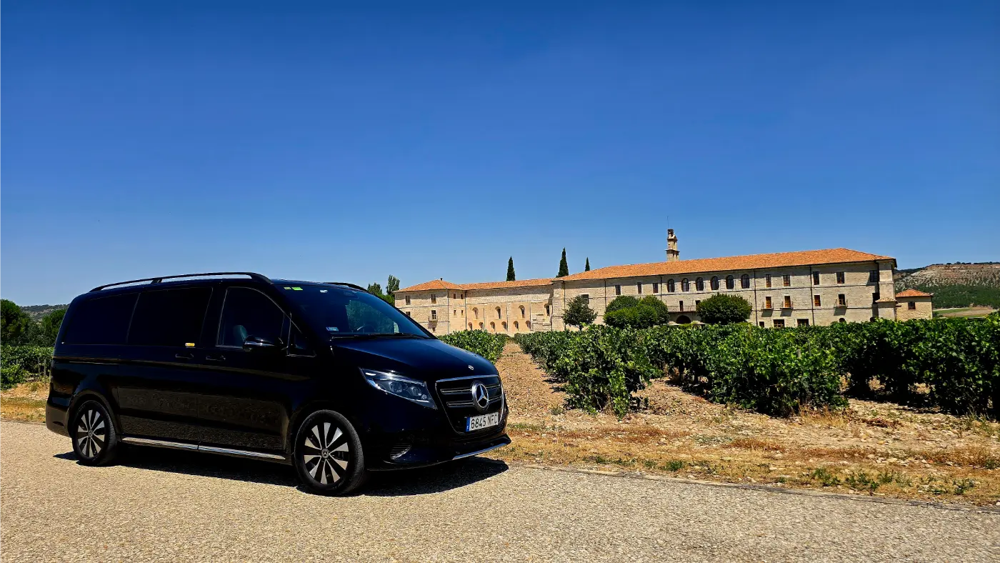 Электромобиль Mercedes V-класса на фоне виноградников Abadía Retuerta Le domaine в Вальядолиде.